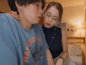 Sóng lớn, giá trị tốt nhất, cô gái xăm hình con rắn, quầng vú lớn, ngực trắng và mềm mại, tạo dáng và khiêu vũ