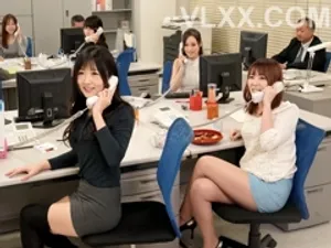 Cô bạn gái ở nhà một mình và anh thợ sửa ống nước số hưởng