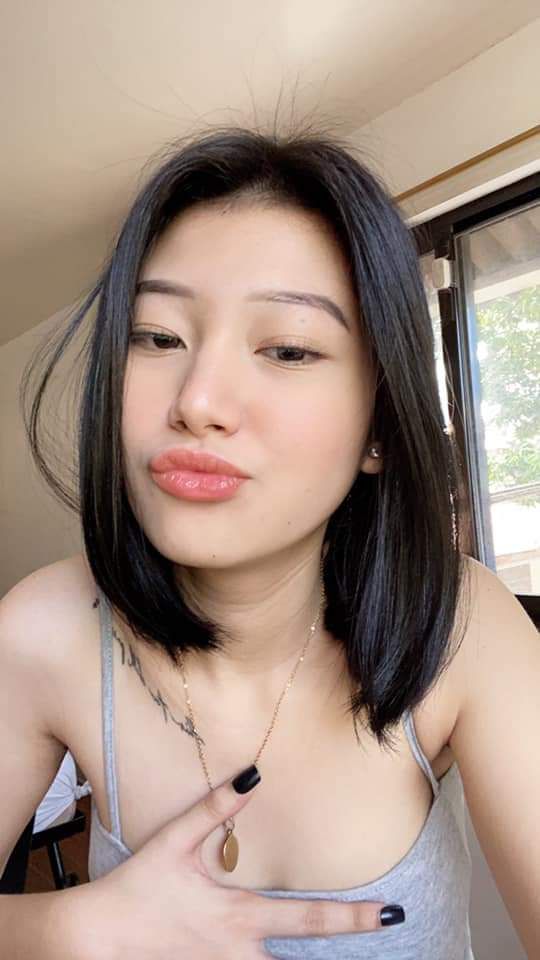 Cô già là một cô gái tốt, dạy vũ đoàn. Tư thế của bà cô già khá gợi cảm, lúc nào cũng mặc đồ lót bằng lụa đen
