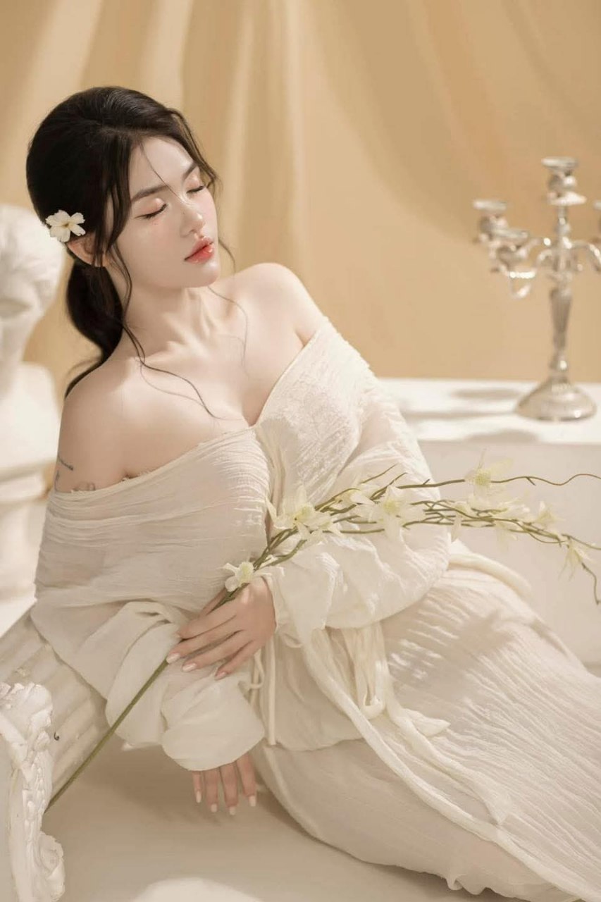 Má đơn thân thiếu thốn vụng trộm với em người yêu của con gái dẫn về nhà chơi